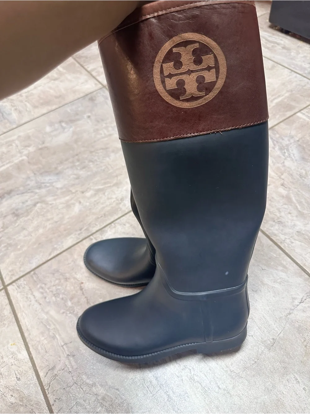 Tory Burch Diana Classic Tall Rubber Rain Boots Size 8 Logo Black Brown logo